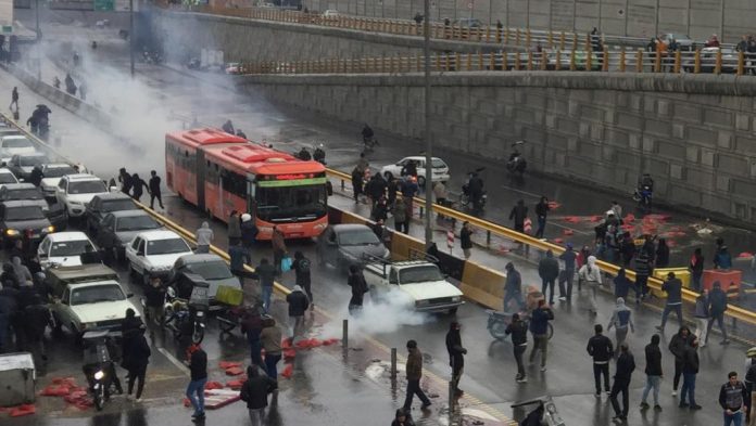 2019-11-16t120803z_1772304208_rc2ccd9u9ain_rtrmadp_3_iran-fuel-protests_1