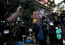 黑衣人汽油彈頻襲 警不排除實彈還擊