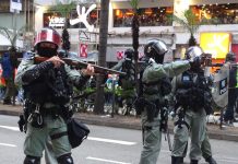 民陣遊行變暴動 警包抄拘四百人