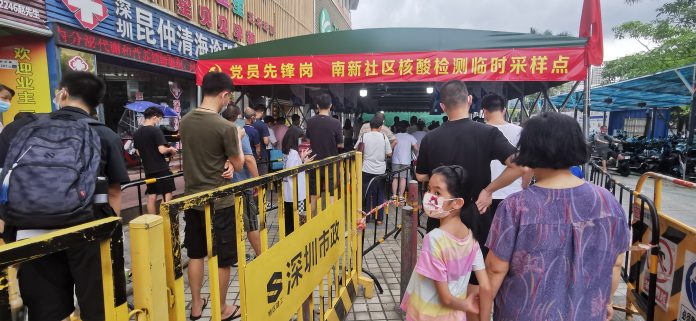 市民在深圳某核酸检测点排队检测核酸
