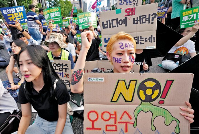 首爾示威者要求日本停止排放核污水。
