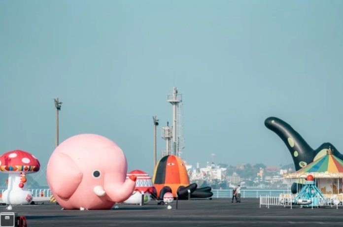 大型充氣藝術裝置展“療癒森林”高雄港17號碼頭登場。