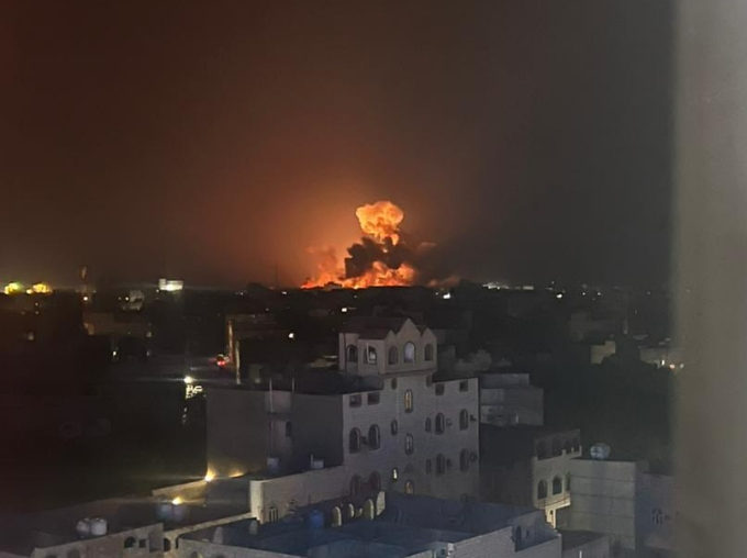 葉門當地時間12日淩晨,胡塞武裝控制多地遭美軍空襲,首都薩那、荷臺達市內可以聽見爆炸聲。