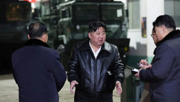 朝鲜领导人金正恩在一个未公开的地点参观一家弹药工厂