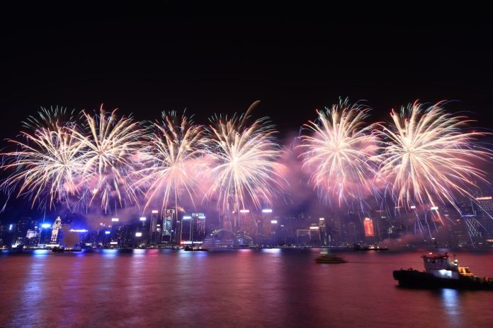大年初二香港維港夜空煙花綻放賀新春