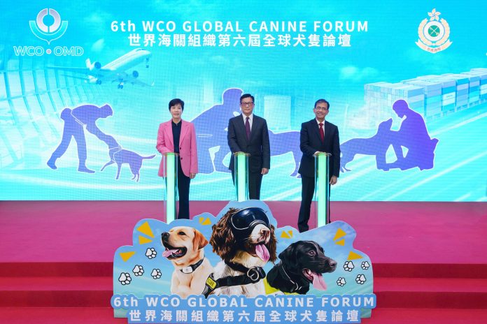 香港海關昨日(三月五日)舉辦一連三天的世界海關組織第六屆全球犬隻論壇。圖示保安局局長鄧炳強(中)、香港海關關長何珮珊(左)及世界海關組織守法與便利司司長Pranab Kumar Das(右)主持論壇開幕典禮。.