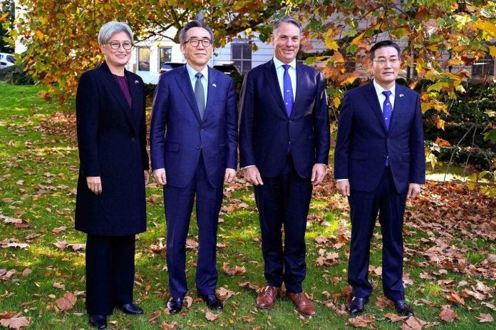 澳洲外長黃英賢、韓國外長趙兌烈、澳洲副總理兼防長馬勒斯和韓國防長申源湜,5月1日在墨爾本舉行2+2會議