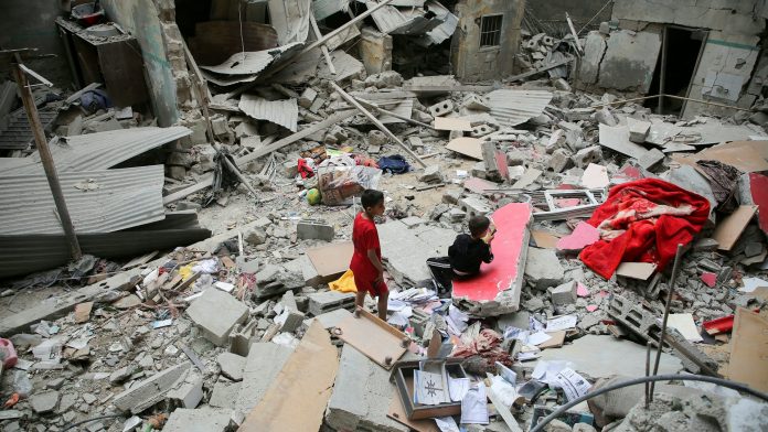 以色列軍隊5月6日對加沙南部城市拉法(Rafah)東部進行大規模精準空襲,當地一間醫院7日表示,以軍空襲造成至少5人死亡