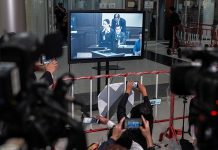 關係能否恢復職務,牽動泰國政局發展,佩通坦39歲生日當天出庭接受質詢